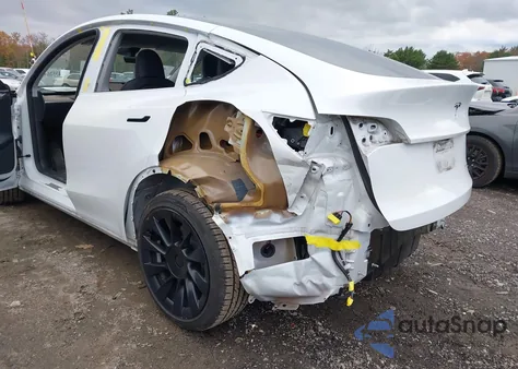 2024 Tesla Model Y Long Range Dual Motor All-Wheel Drive z USA, uszkodzony, nr VIN 7SAYGAEEXRF152474